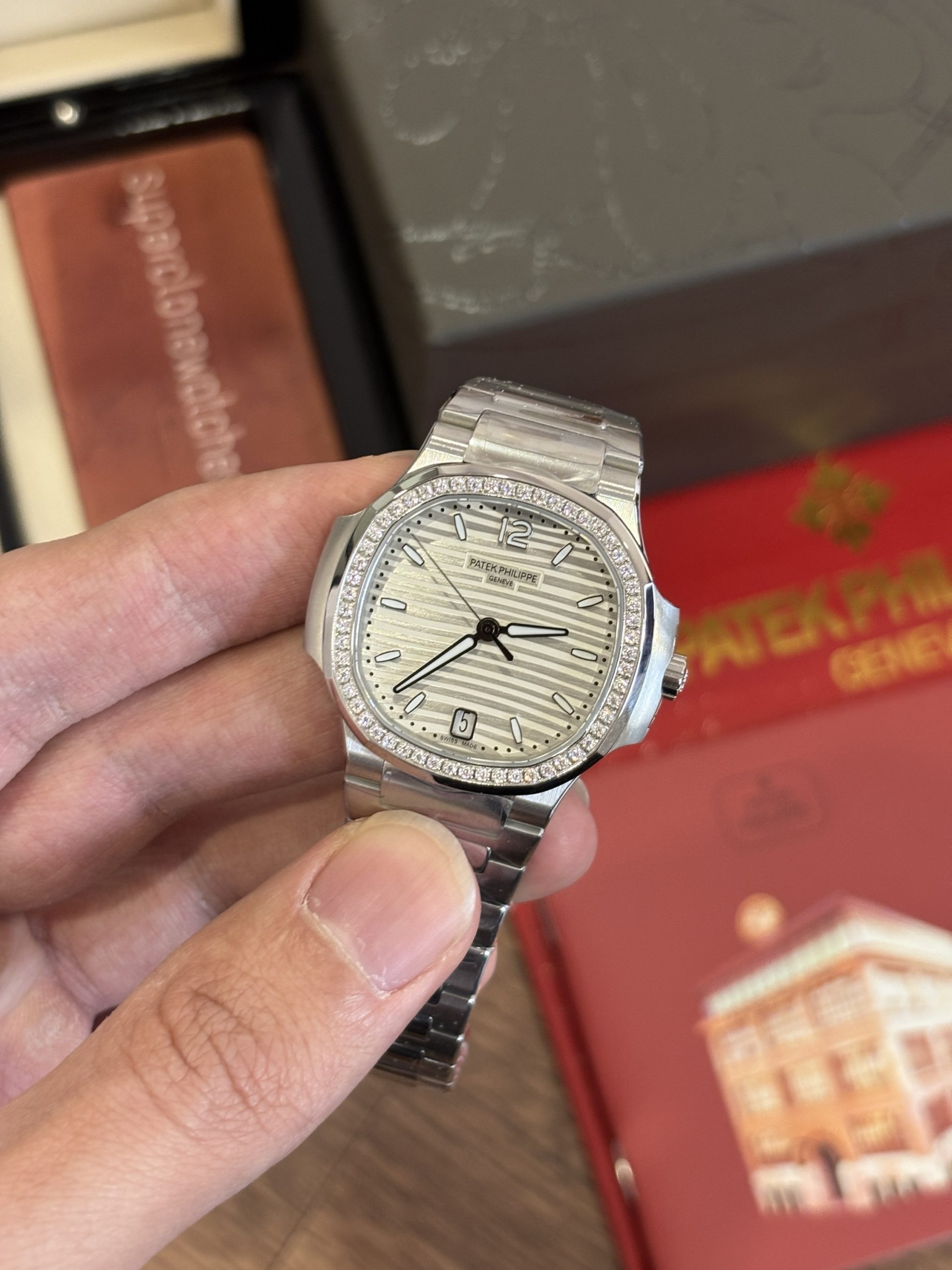 Patek Philippe Nautilus Ladies 35.2 mm 7118/1200A-010 Stainless Steel Silvery Opaline Dial Super Clone - Image 4